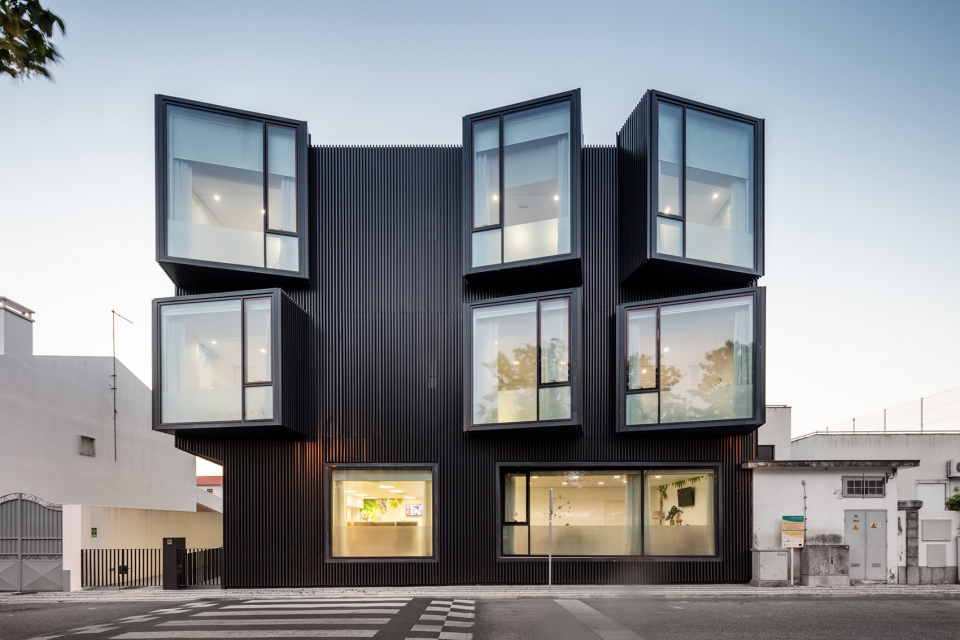 santa casa da misericordias elderly care centre by nuno piedade alexandre