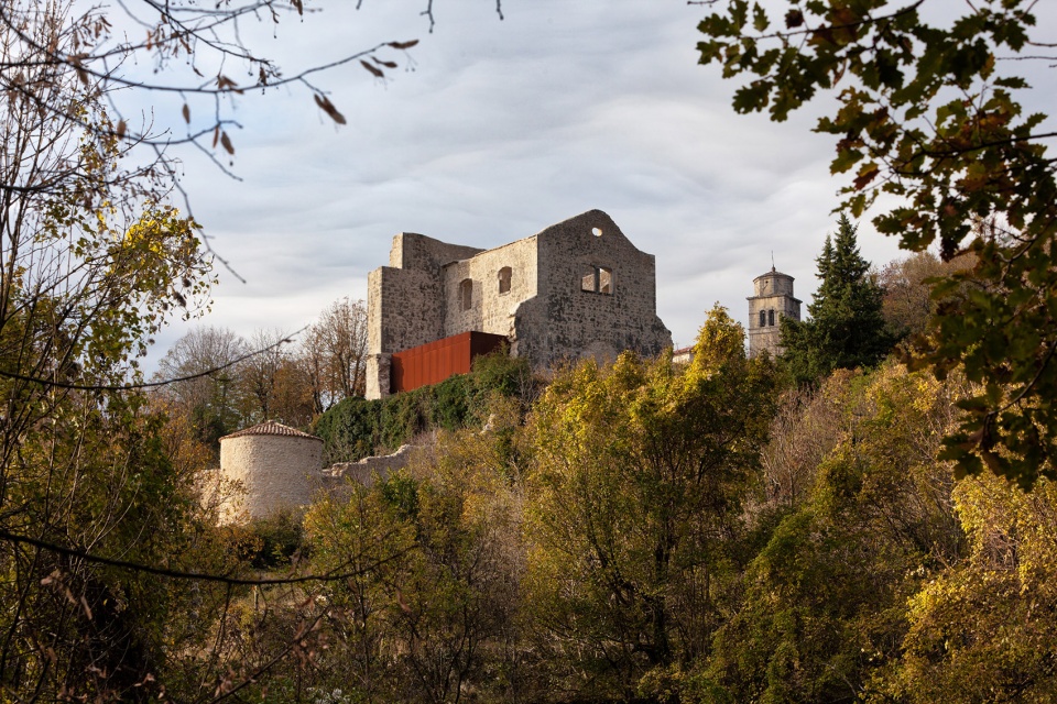 summer stage at kastav crekvina by architect nenad fabijanic