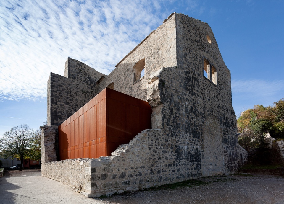 summer stage at kastav crekvina by architect nenad fabijanic