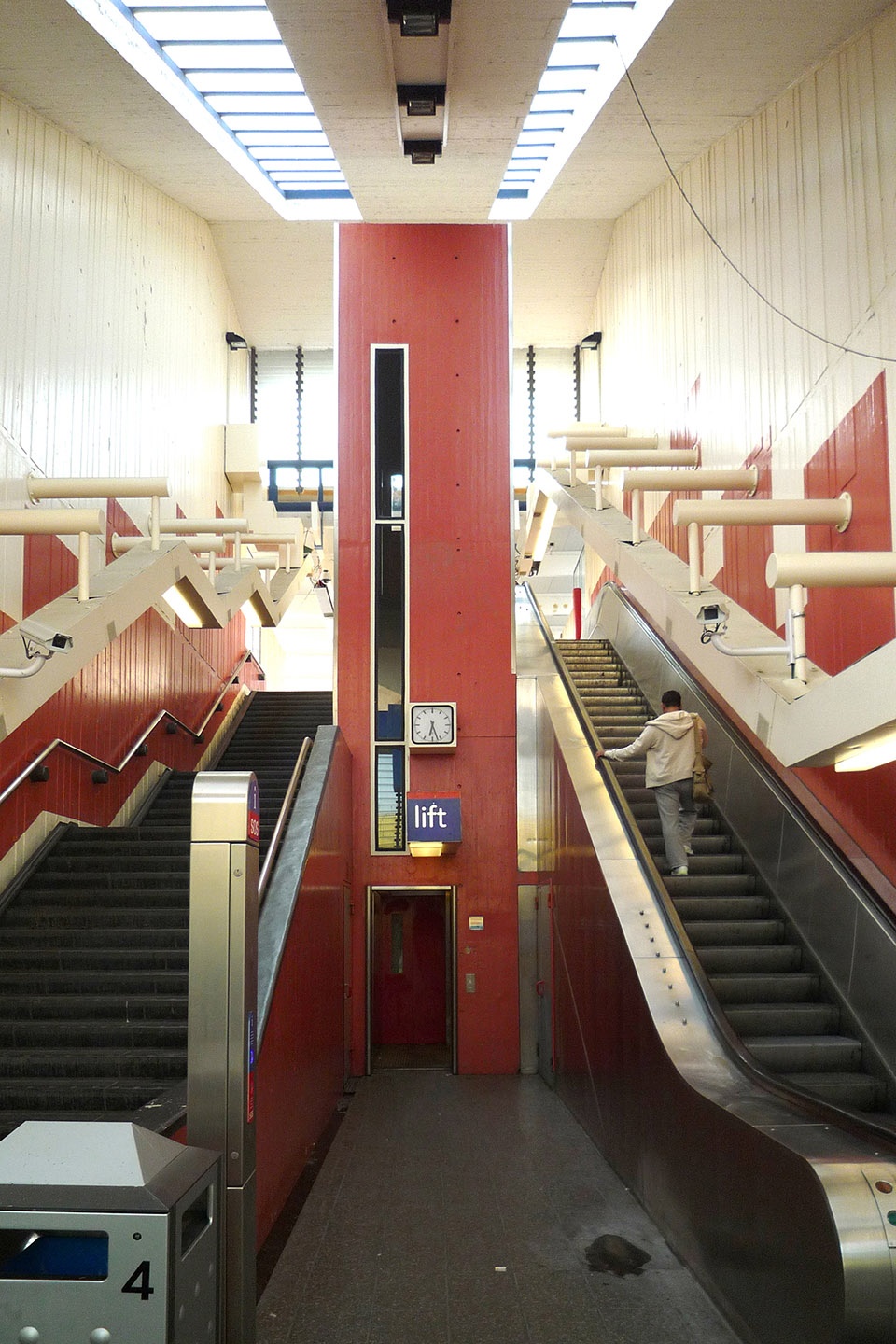 renovation of metro oostlijn station by group a