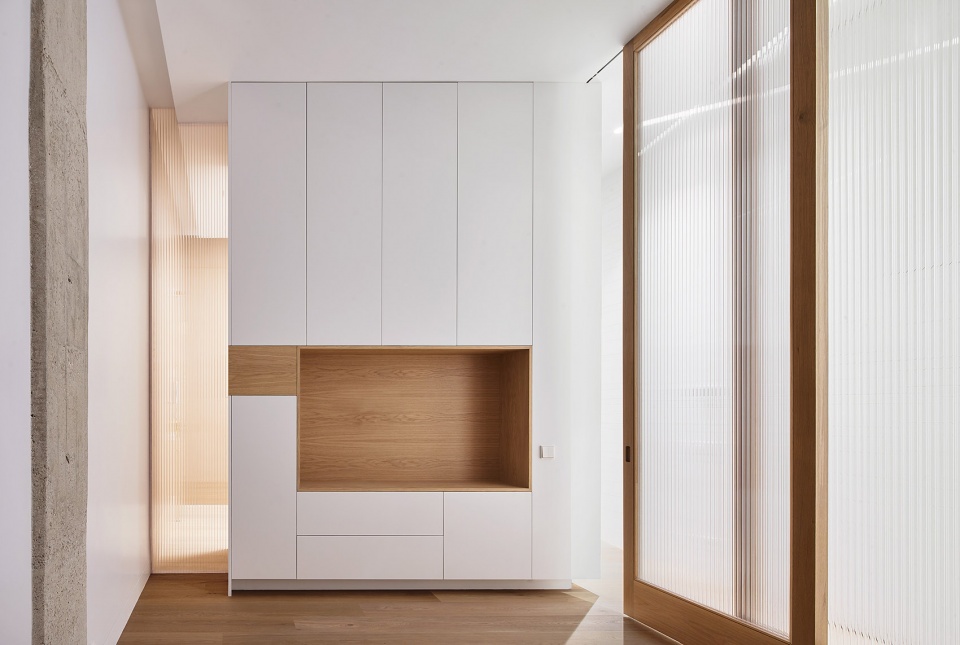 house p82 and genuine shelf by lucas y hernandez gil arquitectos