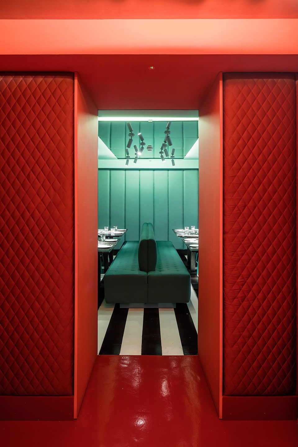 las chicas los chicos y los maniquis restaurant by el equipo creativo