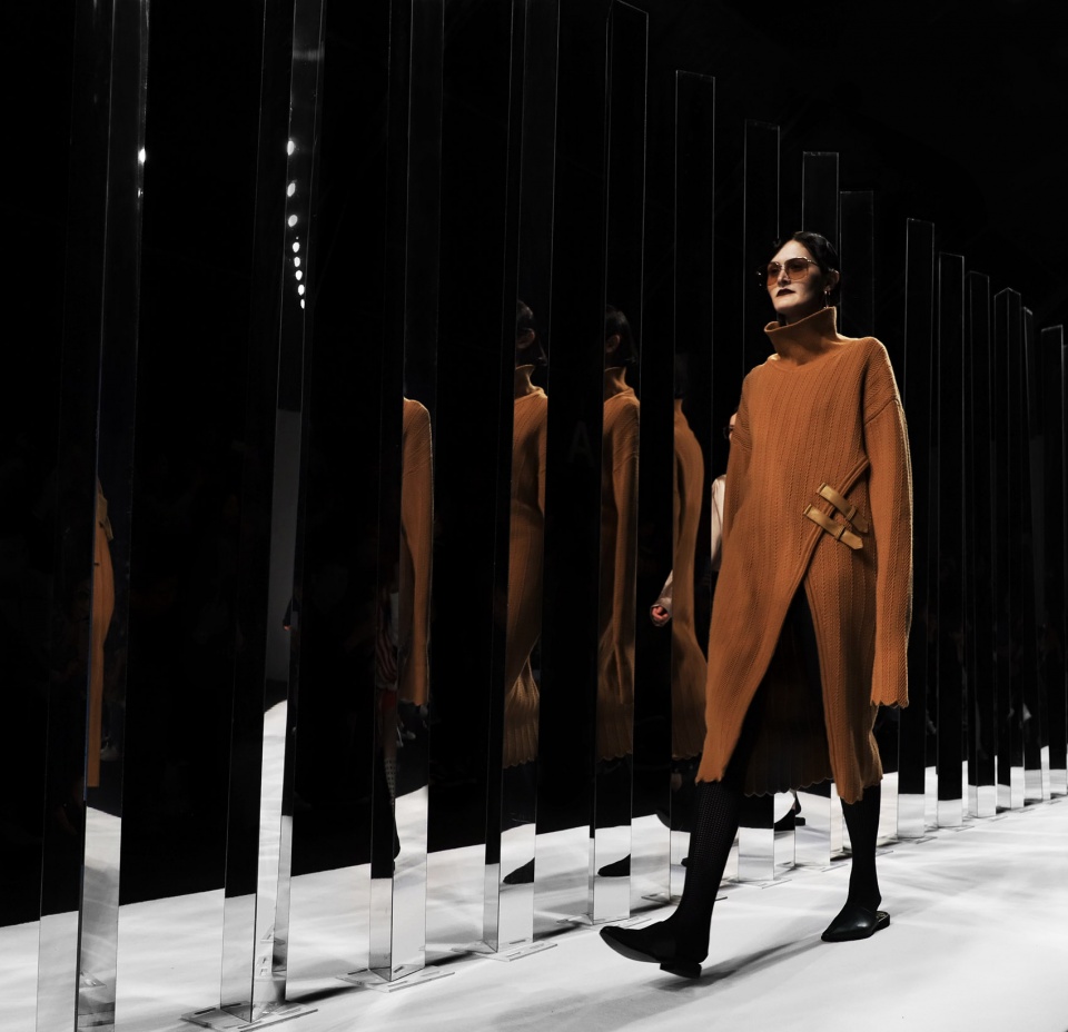 wave catwalk installation of shanghai fashion week china by benbai lab