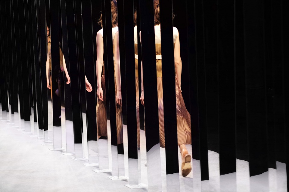 wave catwalk installation of shanghai fashion week china by benbai lab