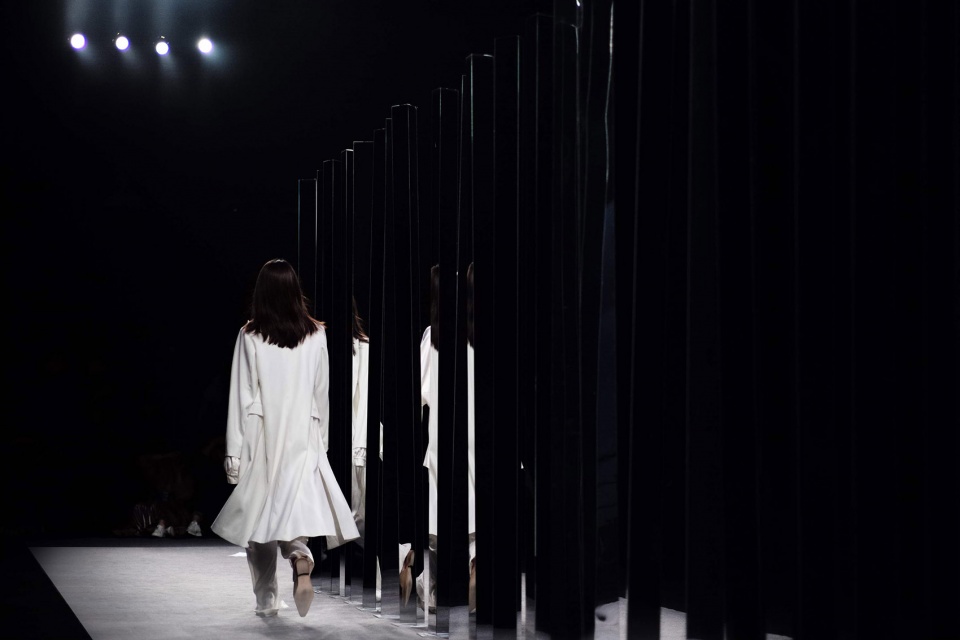 wave catwalk installation of shanghai fashion week china by benbai lab
