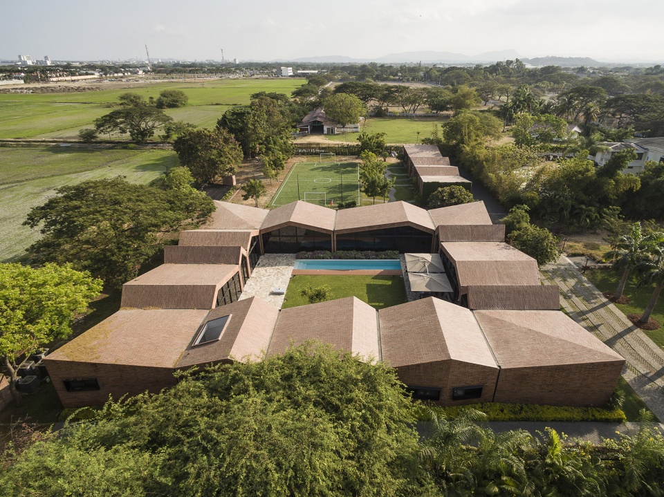 El Cortijo住宅,厄瓜多尔 Felipe Assadi Arquitectos
连续的、一体化的庭院建筑