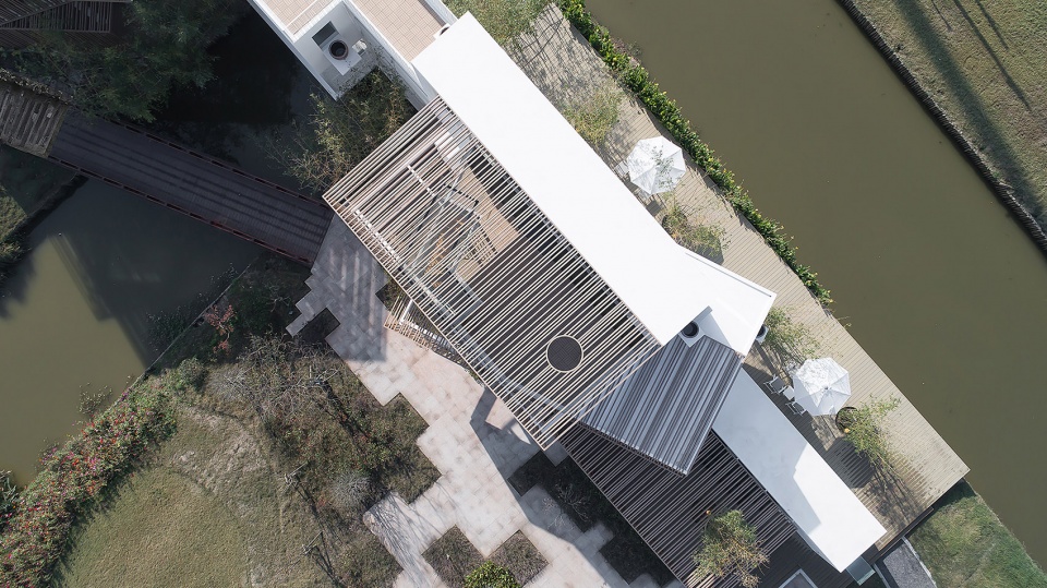 虚实之间:奥伦达部落接待展示中心,上海 / 亿端国际设计
集装箱衍生出的空间折叠