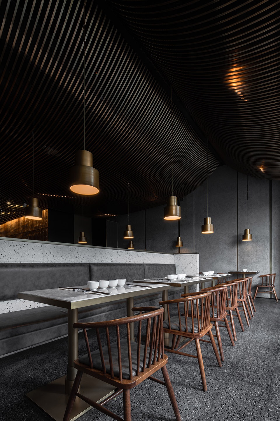 gao zhuo zi di ban deng noodle restaurant china by damai interior design