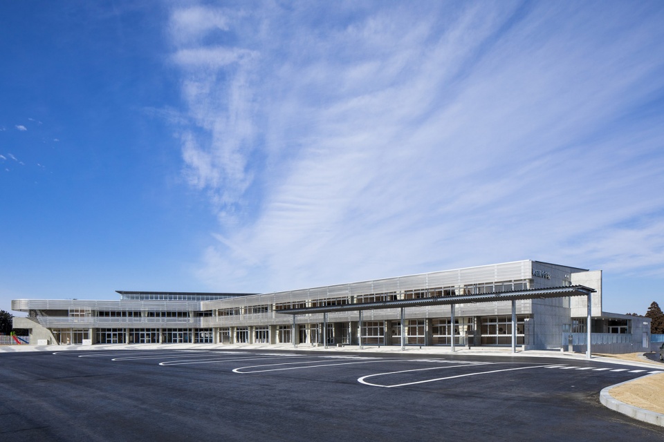 hokota south primary school by mikami architects