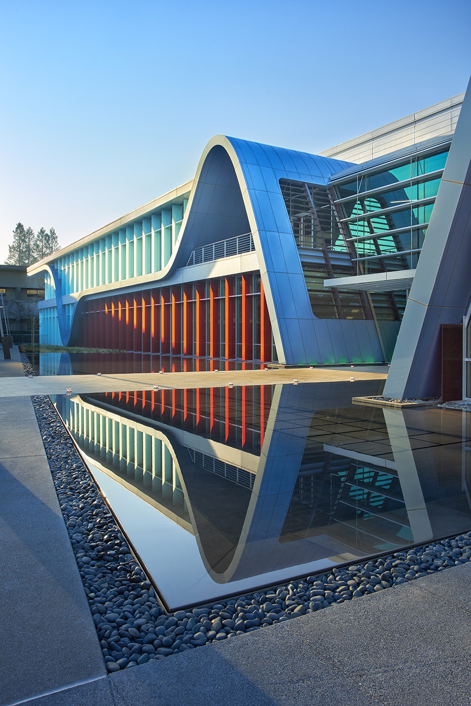 ▼项目外观,外立面上金属曲线象征着创新研究起起伏伏的过程,exterior