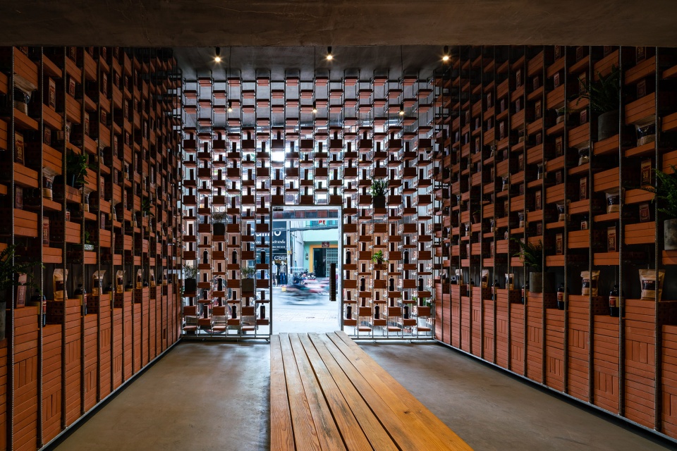 organicare showroom by tropical space