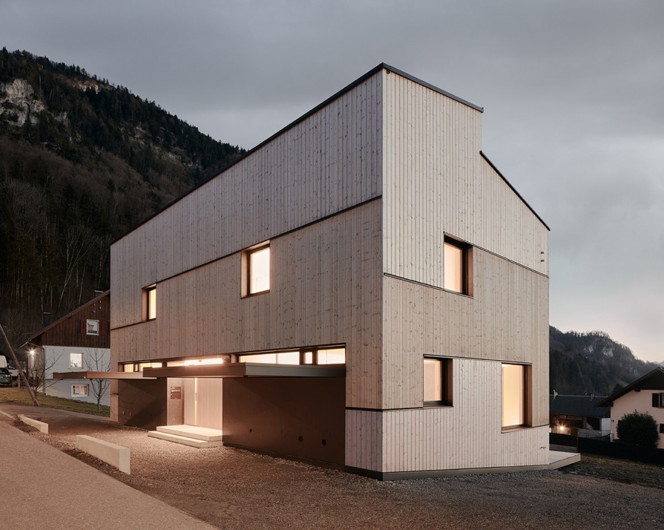 semi detached house on a hillside by mwarchitekten