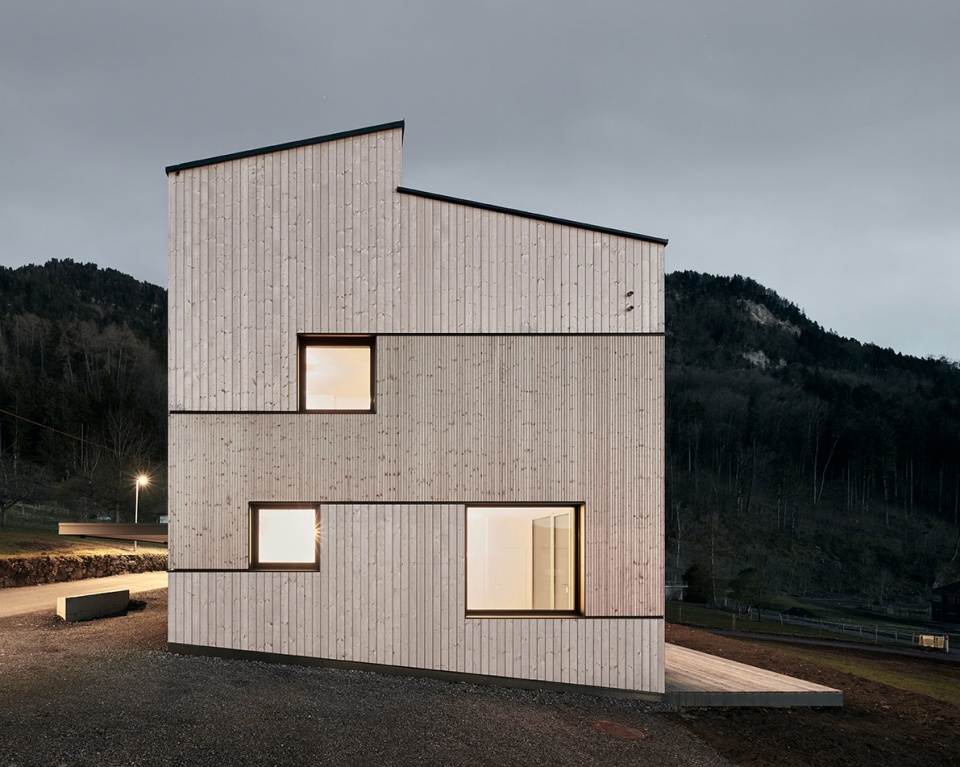 semi detached house on a hillside by mwarchitekten