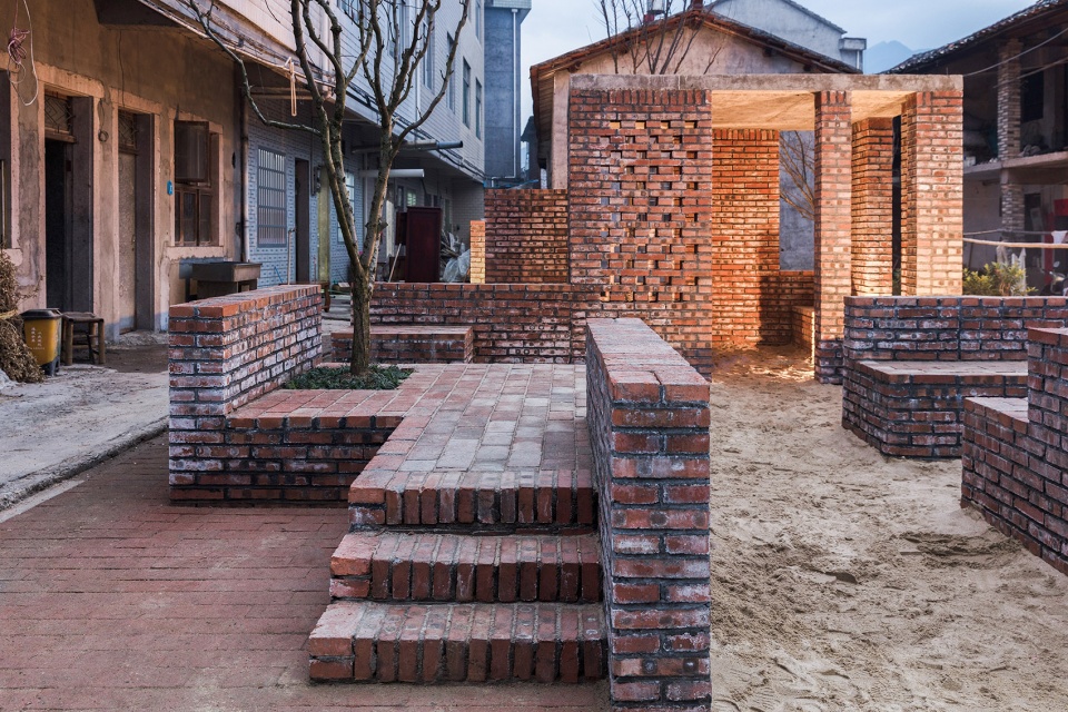 ▼红砖材料砌筑出多样功能的空间,red bricks create spaces with