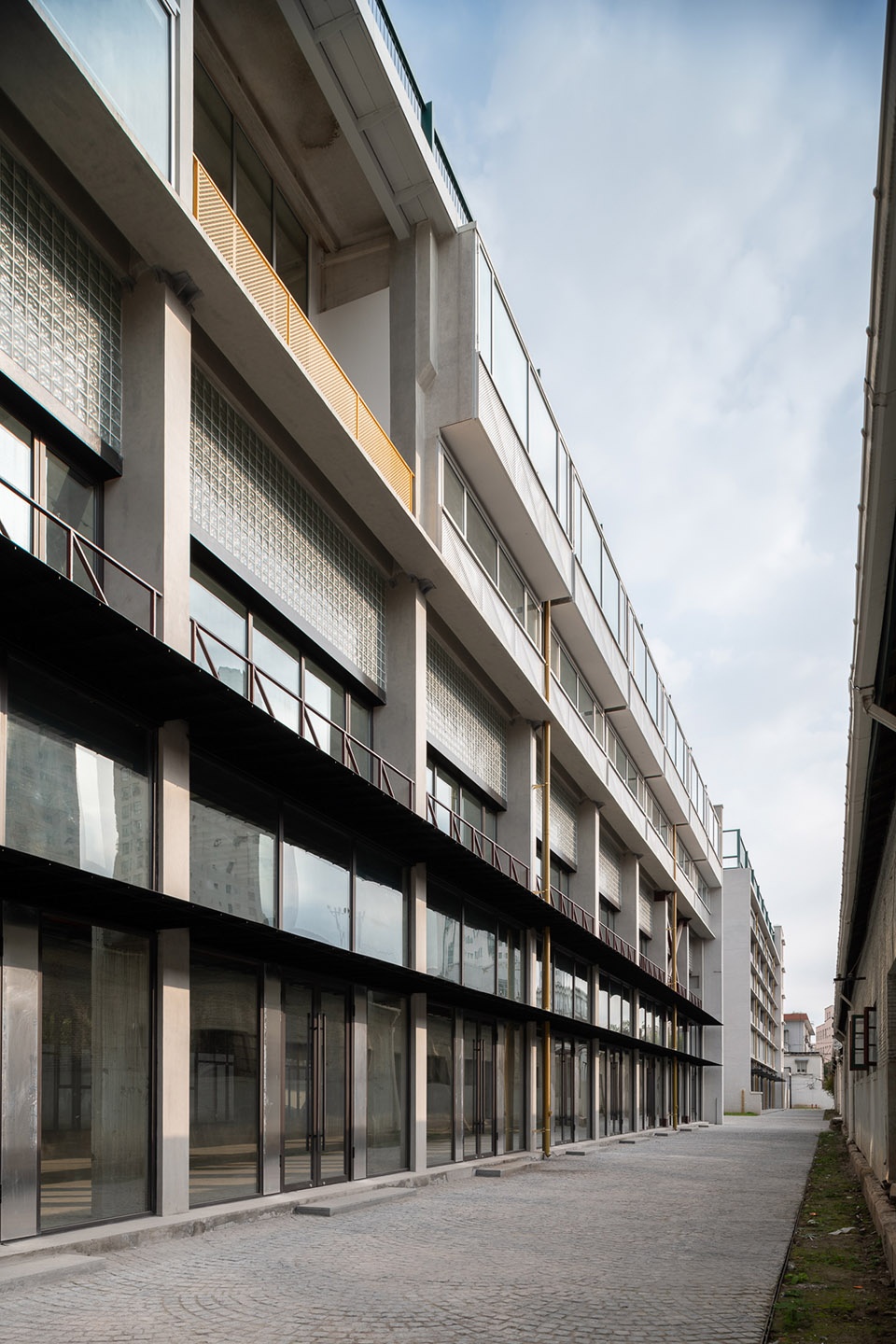 warehouse renovation in jingan shanghai by genarchitects