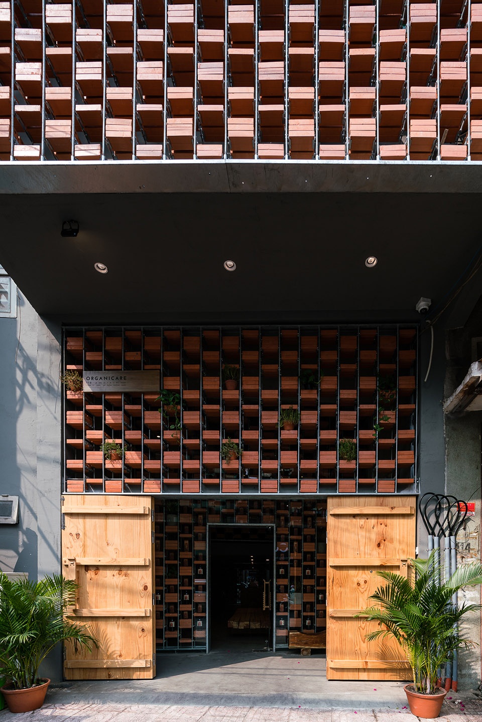 organicare showroom by tropical space