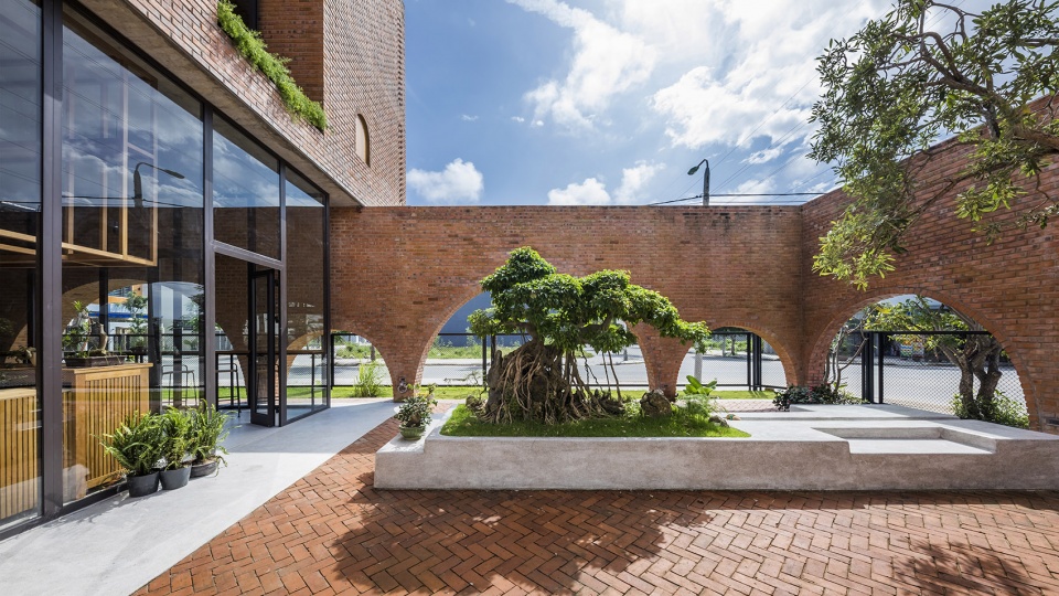 cuckoo house by tropical space