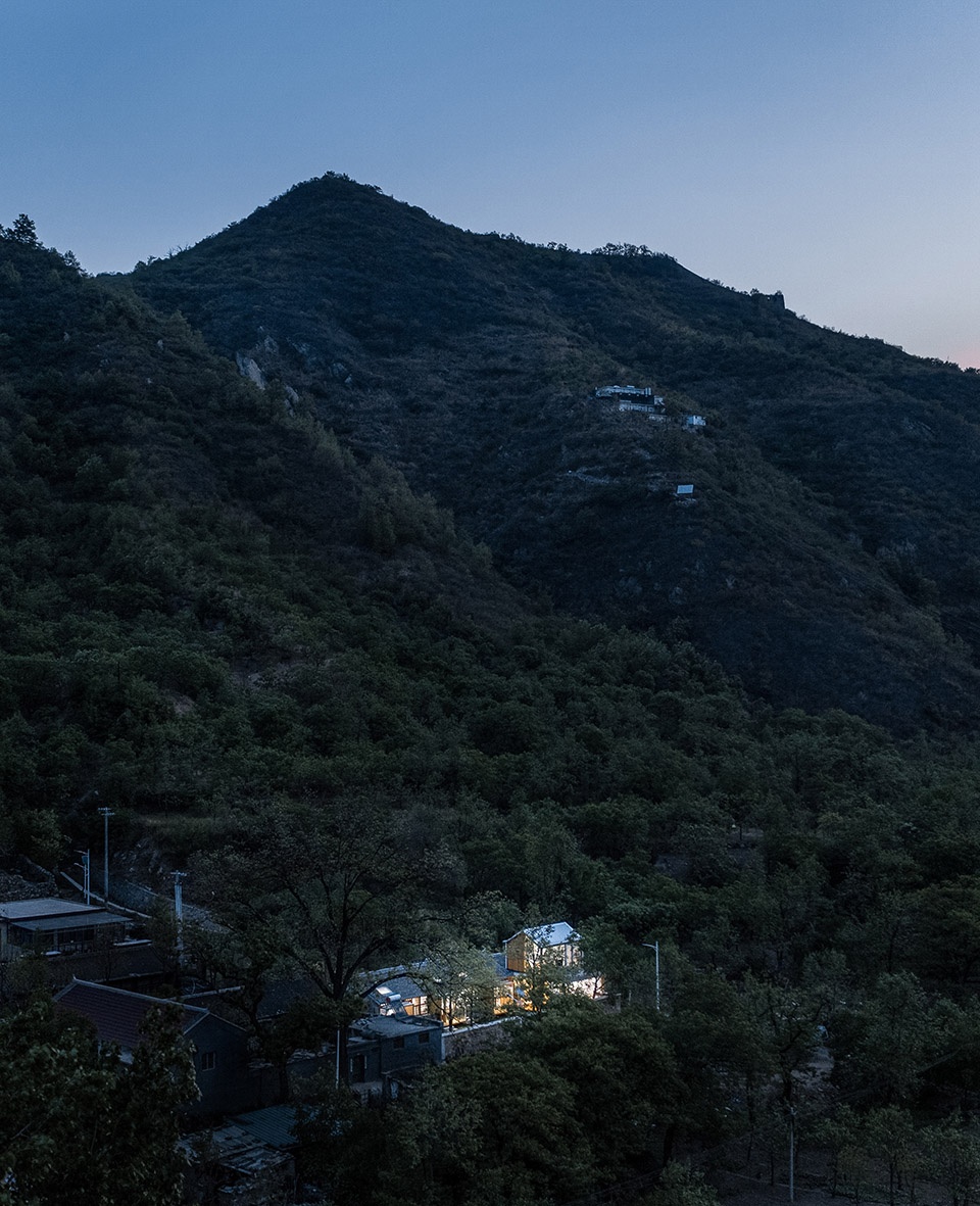 花舍山间,北京 原榀建筑事务所
绵延山脉中漂浮着的玻璃盒子与趣意盎然的院落