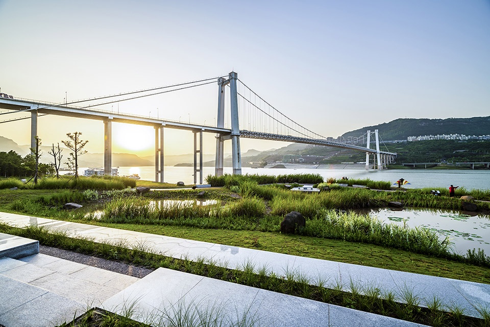 landscape design of chongqing second wanzhou yangtze river bridge waterfront ecological park china by chongqing haofeng planning and desi...