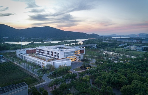 在水一方 - 江南大学医学大楼，无锡 / 同济大学建筑设计研究院
