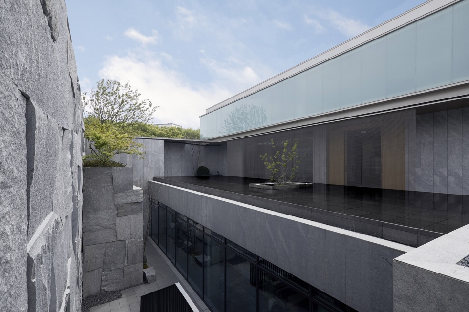 courtyard of suzhou stream villa change studio