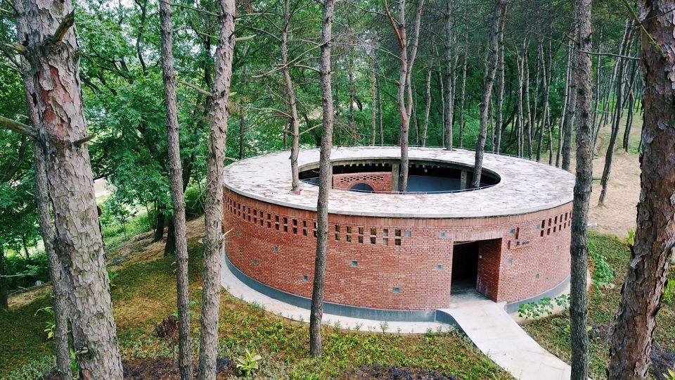 Round Toilet around Huan River By UAO 960x540