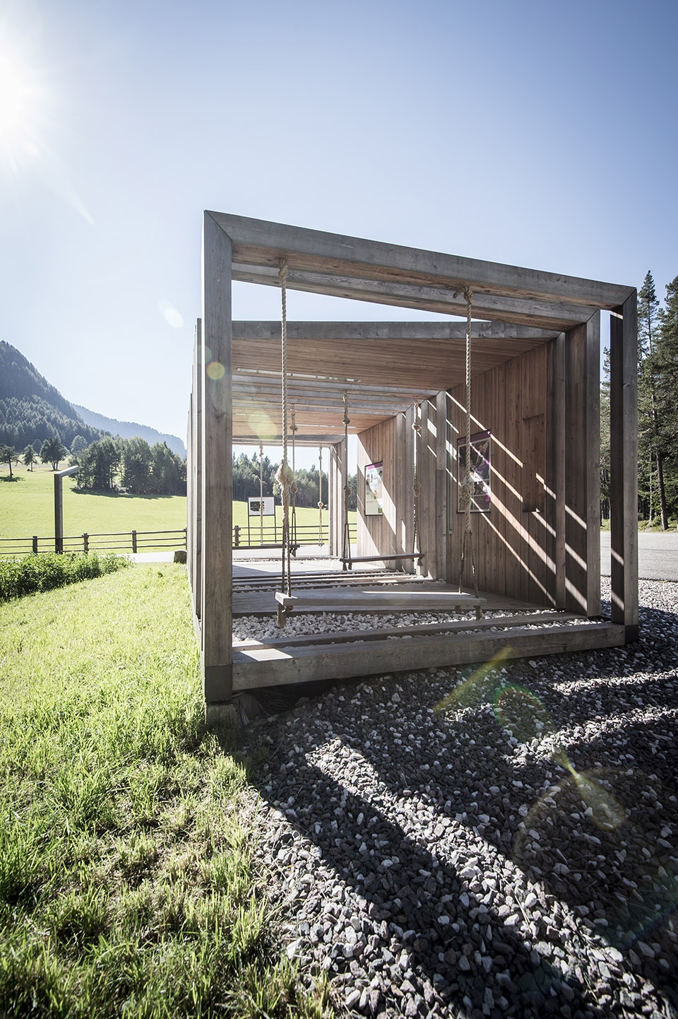 swinging frames by noa