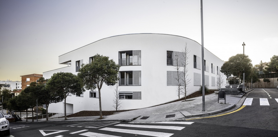 44 dwellings for dlderly people in quatre camins barcelona by ravetllat arquitectura