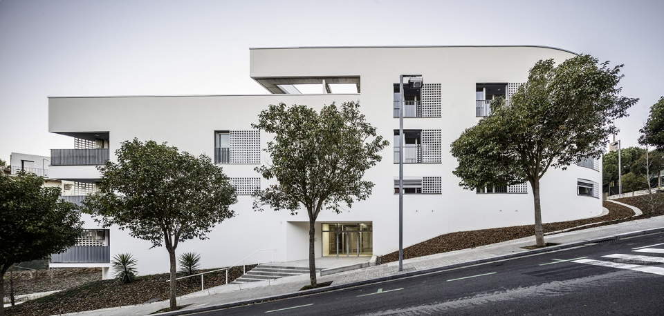 44 dwellings for dlderly people in quatre camins barcelona by ravetllat arquitectura
