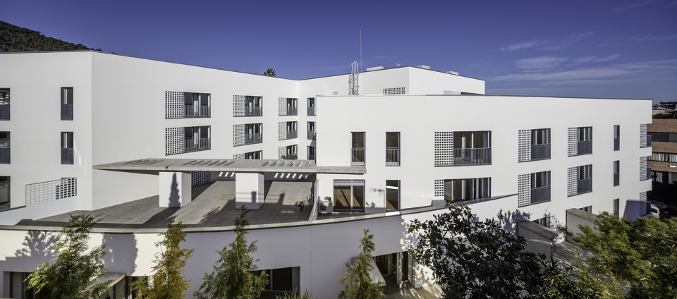 44 dwellings for dlderly people in quatre camins barcelona by ravetllat arquitectura