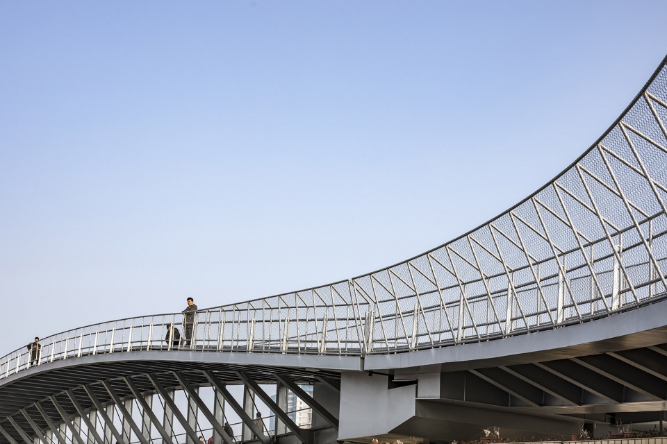 yangjing canal pedestrian bridge china by atelier liu yuyang architects