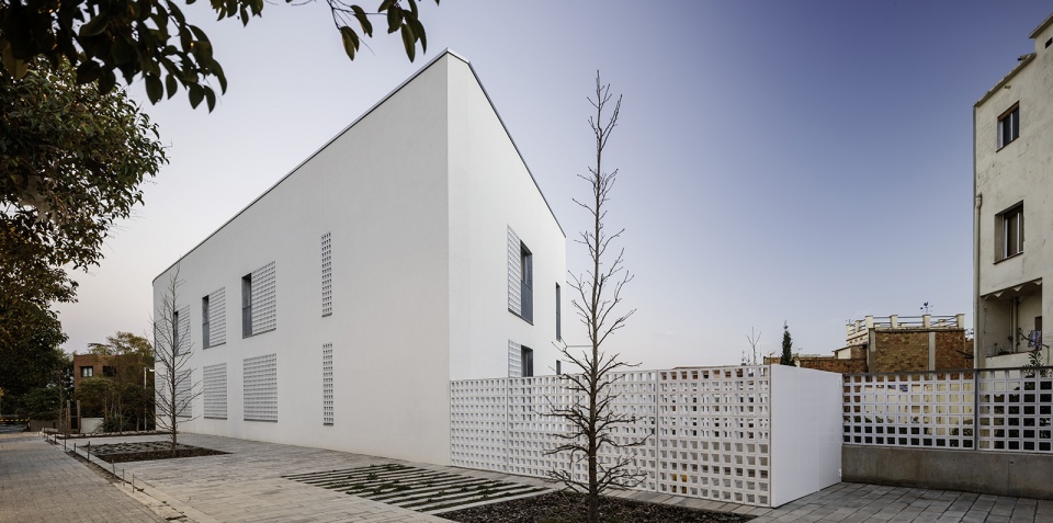 44 dwellings for dlderly people in quatre camins barcelona by ravetllat arquitectura