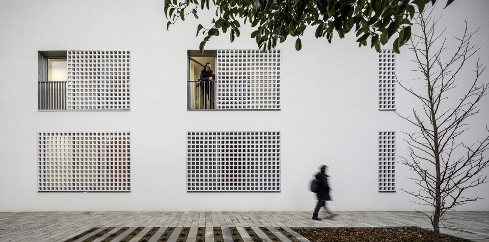 44 dwellings for dlderly people in quatre camins barcelona by ravetllat arquitectura