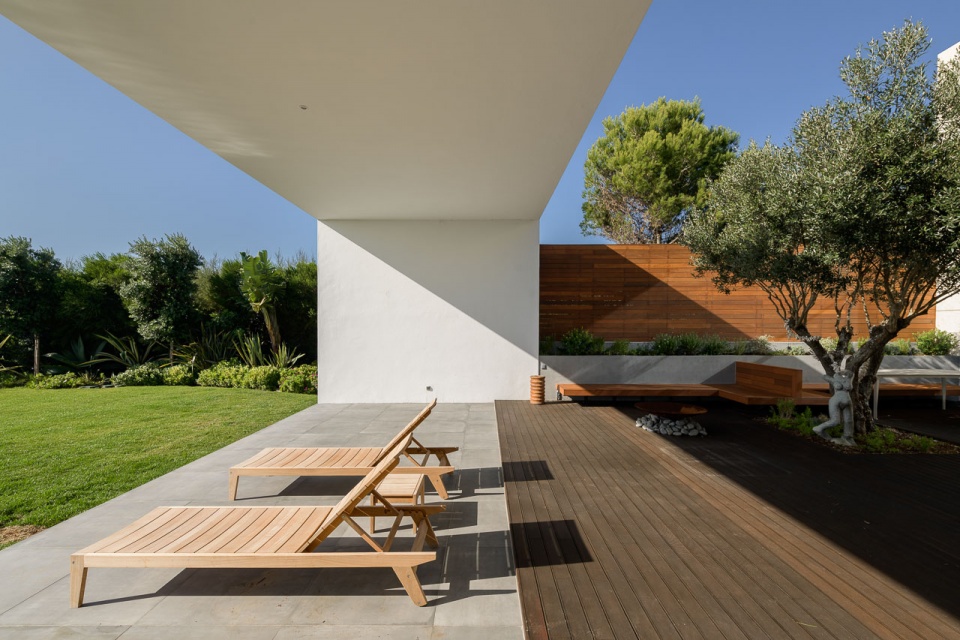 sea front villa by arq tailors