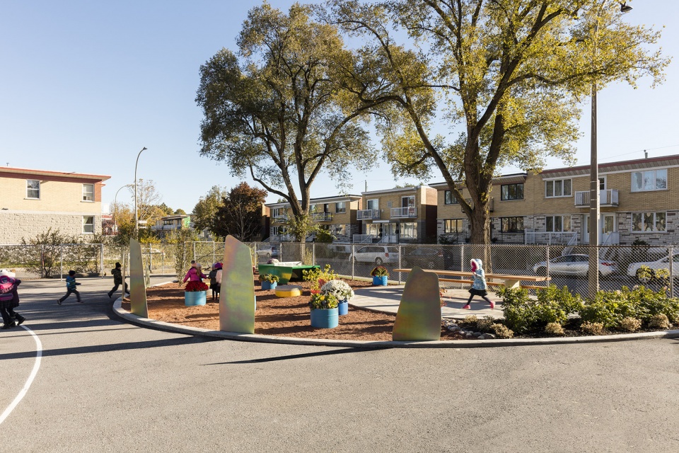 ecole sainte anne a new redesigned schoolyard by taktik design