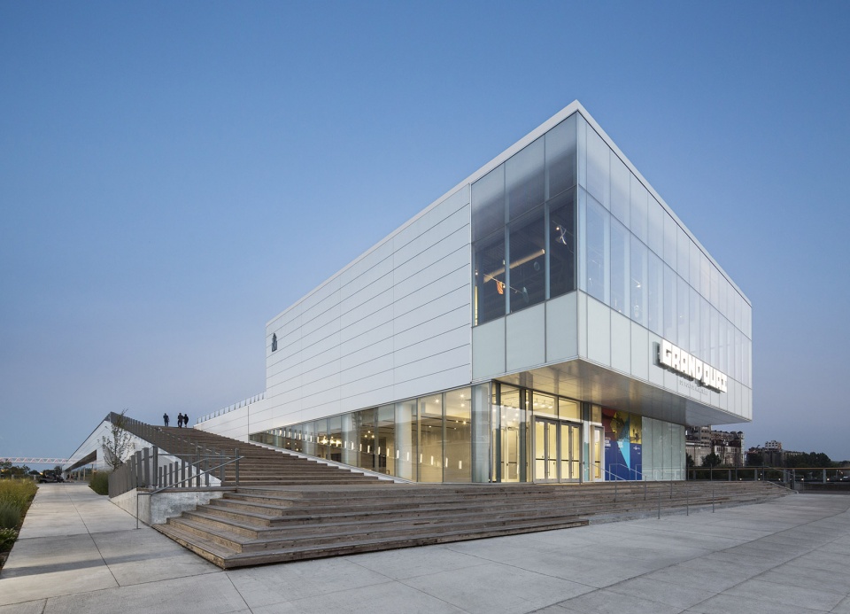 the port of montreals grand quay by provencher roy