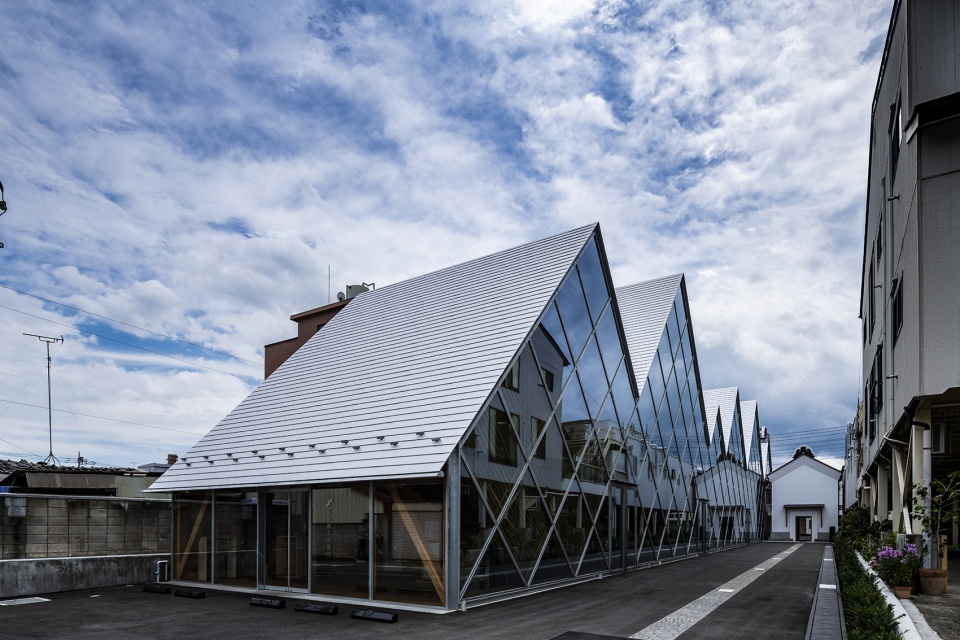 tomioka chamber of commerce and industry by tezuka architects