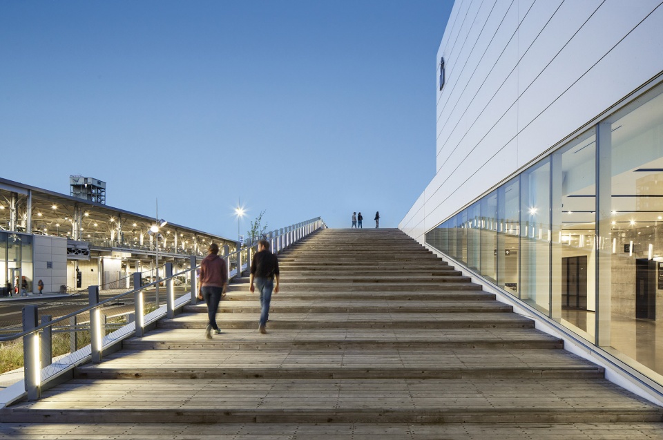 the port of montreals grand quay by provencher roy