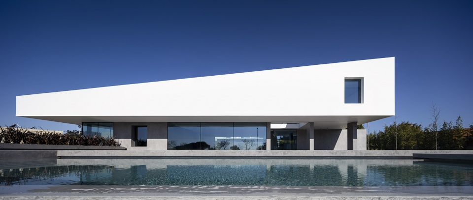 casa belas clube de campo by bica arquitectos