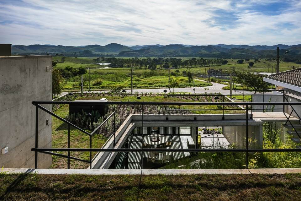 house lens by obra arquitetos