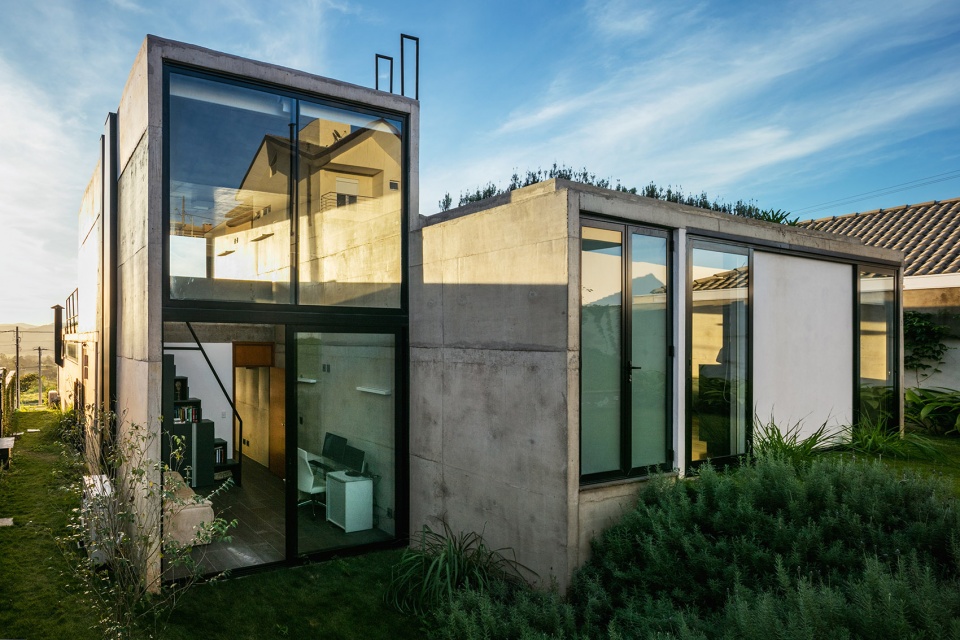 house lens by obra arquitetos