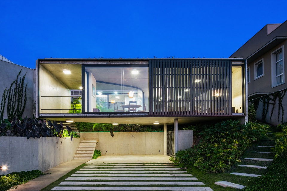 house lens by obra arquitetos