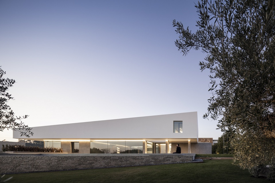 casa belas clube de campo by bica arquitectos