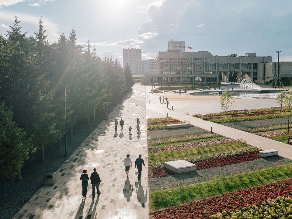 azatlyk central square of naberezhnye chelny by drom strelka kb