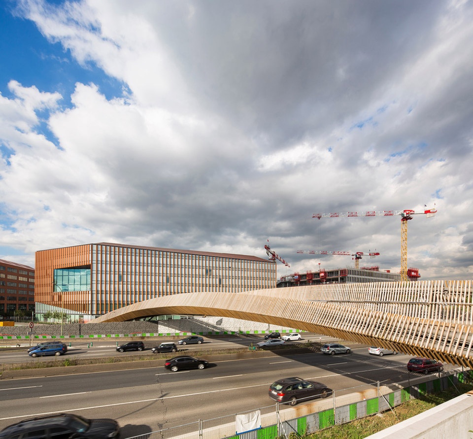 The Claude Bernard Overpass by DVVD architects
