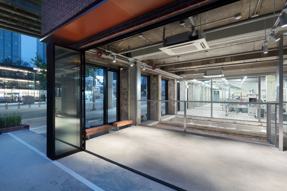 Blue Bottle Coffee Seongsu Store by Jo Nagasaka Schemata Architects