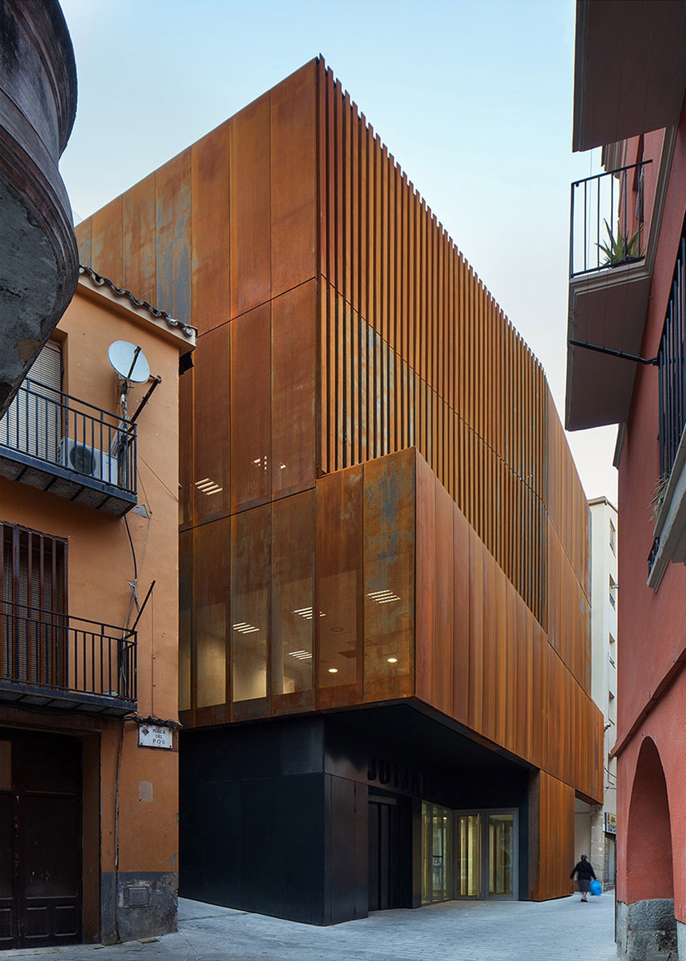 LAW COURT IN BALAGUER by arquitecturia