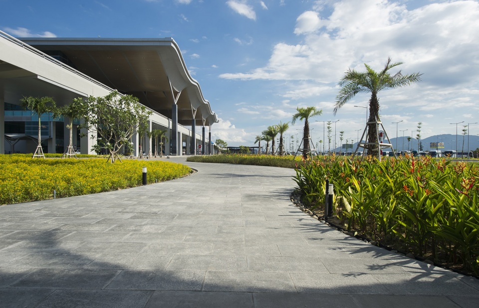 outdoor spaces of cam ranh international airport by lj asia