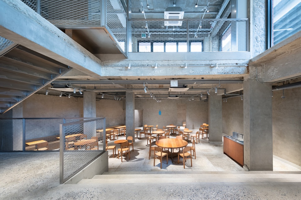 Blue Bottle Coffee Seongsu Store by Jo Nagasaka Schemata Architects