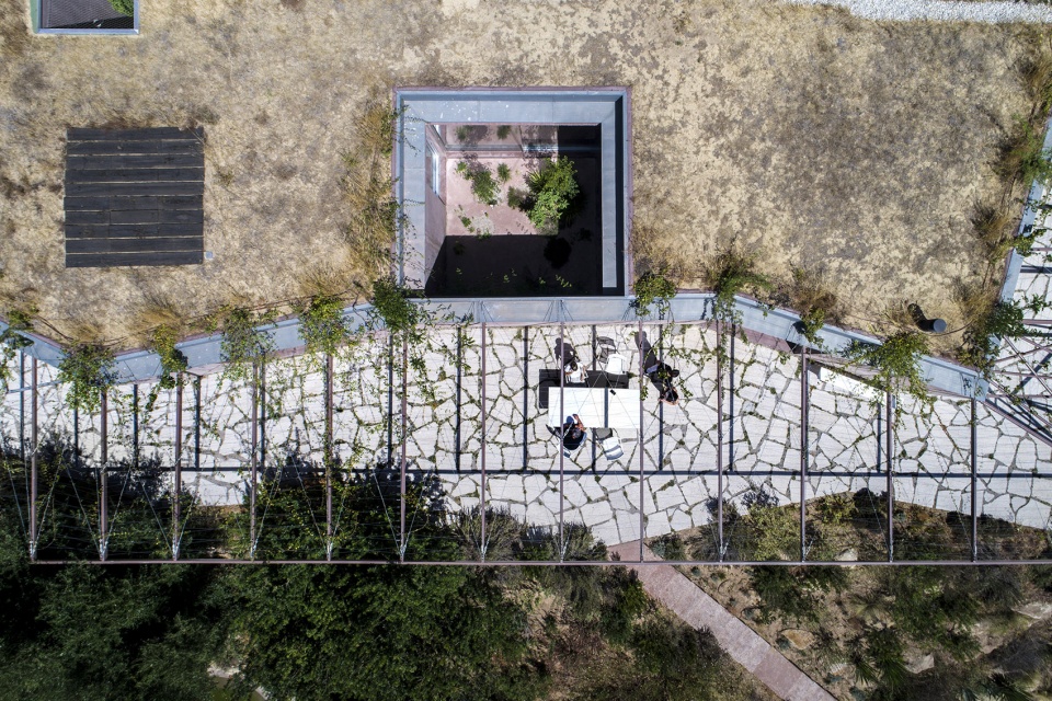 twin house by extrastudio